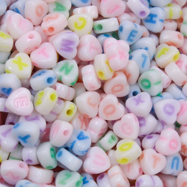 Encontraproduto.com.br - MIÇANGA ENTREMEIO CORAÇAO COM LETRA 7MM EM PLASTICO COM 500GR