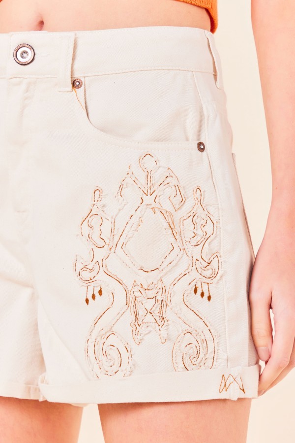 Encontraproduto.com.br - SHORT SARJA COM BORDADO APLICACAO -PEROLA