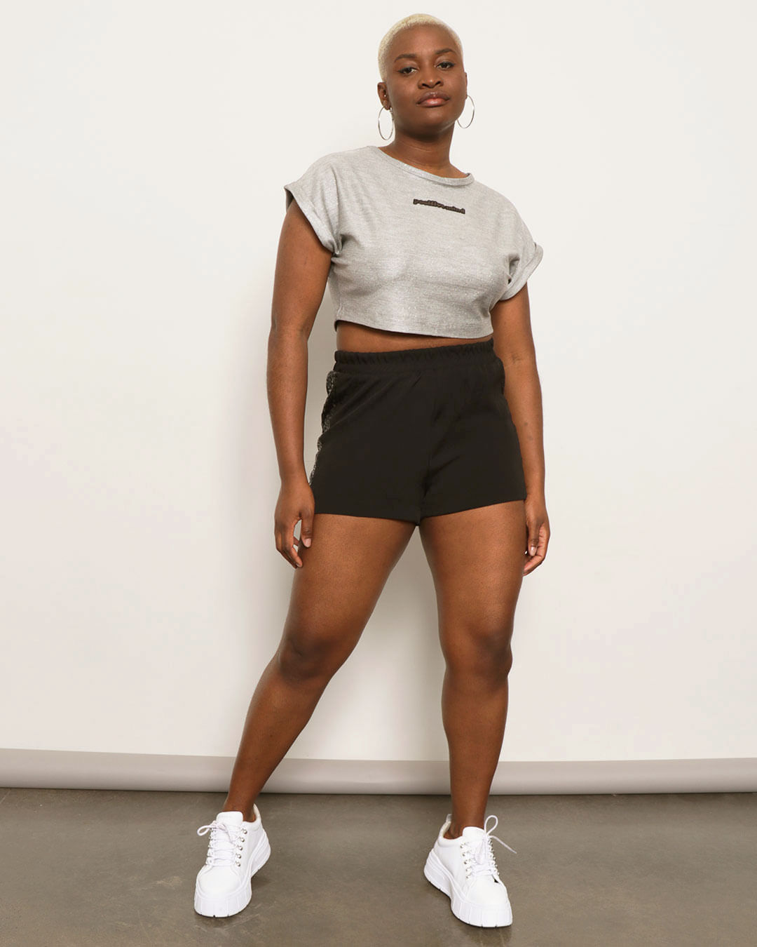 Short Feminino Curto Com Renda E Paetês Preto