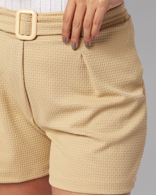 Encontraproduto.com.br - Short Feminino Crepe Evasê Cinto Com Fivela Bege