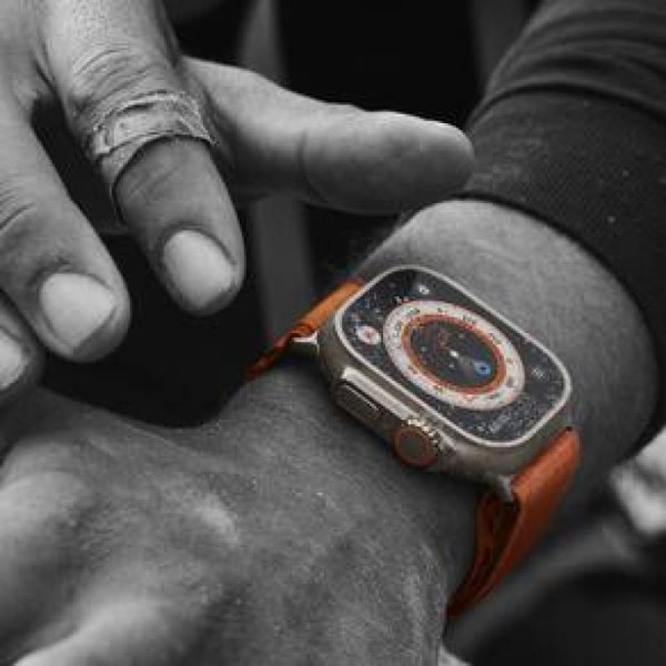 Encontraproduto.com.br - Apple Watch Ultra GPS + Cellular Caixa de Titânio 49 mm Pulseira Loop Trail Amarela/Bege  - M/G