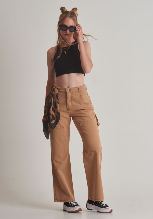 Calça wide leg em sarja com bolsos carpinteiro