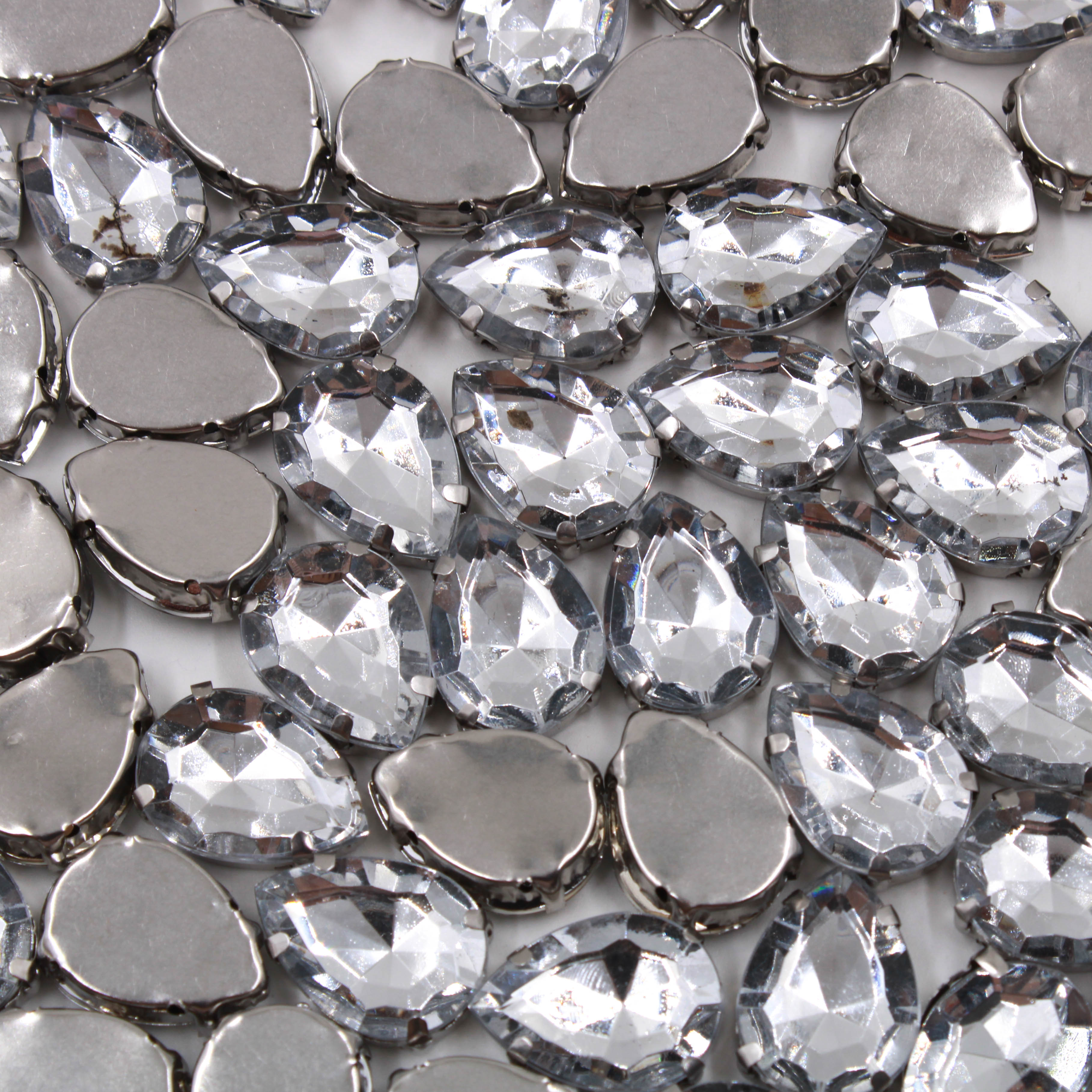 Encontraproduto.com.br - CHATON ENGRAMPADO GOTA 13X18MM EM METAL E ACRILICO COM 25 PEÇAS