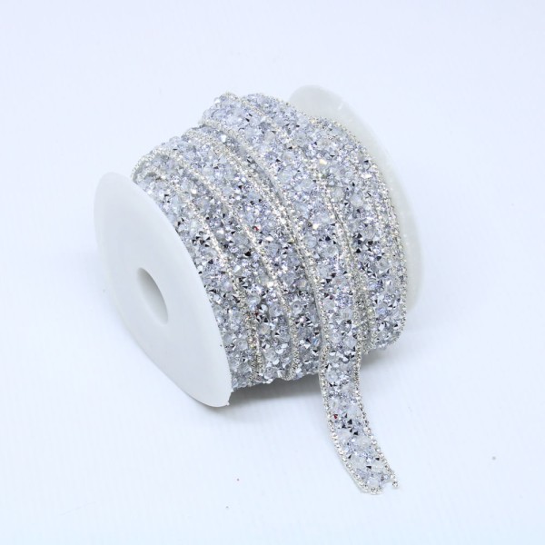 Encontraproduto.com.br - FITA STRASS TERMOCOLANTE 15MM EM RESINA COM 9 METROS