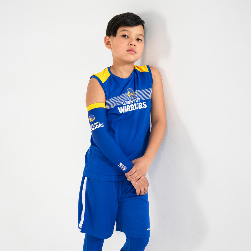 Encontraproduto.com.br - Cotoveleira Infantil de Basquete E500 Golden State Warriors Tarmak