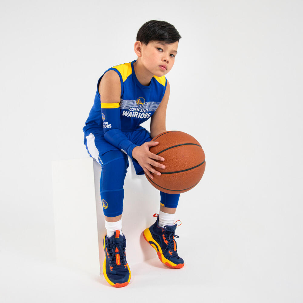 Encontraproduto.com.br - Cotoveleira Infantil de Basquete E500 Golden State Warriors Tarmak