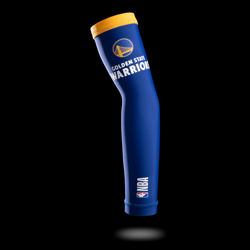 Encontraproduto.com.br - Cotoveleira Infantil de Basquete E500 Golden State Warriors Tarmak