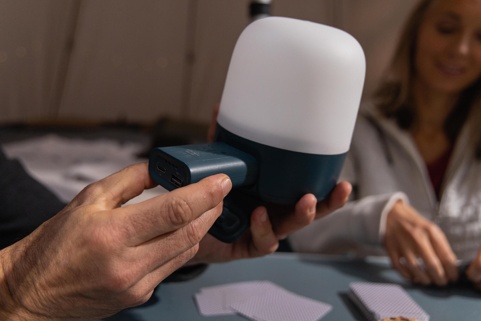 Encontraproduto.com.br - Lâmpada de camping com bateria externa BL 400 USB-C recarregável - 400 lumens