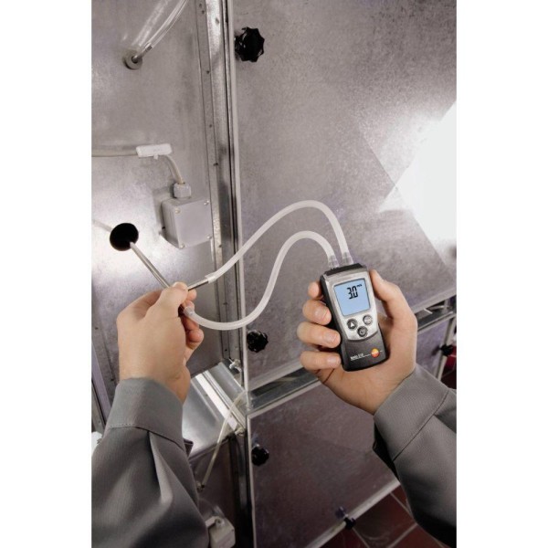Encontraproduto.com.br - Manômetro de Pressão Diferencial Capacidade 0-100 hPa com capa de proteção e kit de mangueiras com adaptador Ref. 0563 0510 Testo 510