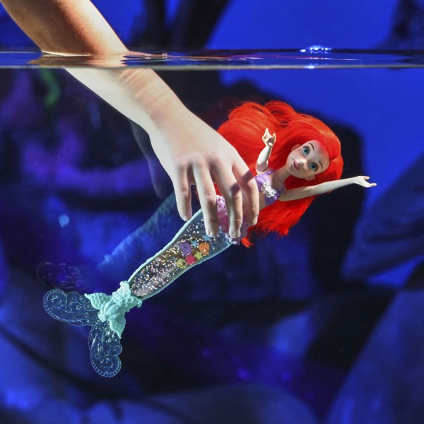 Encontraproduto.com.br - Boneca Articulada - 30 Cm - Princesas Disney - Ariel - Luz e Brilho - Hasbro