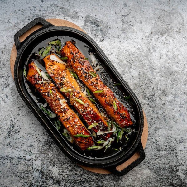 Encontraproduto.com.br - Chapa de Ferro Fundido com Apoio de Madeira Sizzler Ooni