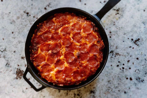 Encontraproduto.com.br - Panela de Ferro Fundido com Apoio de Madeira Skillet Ooni