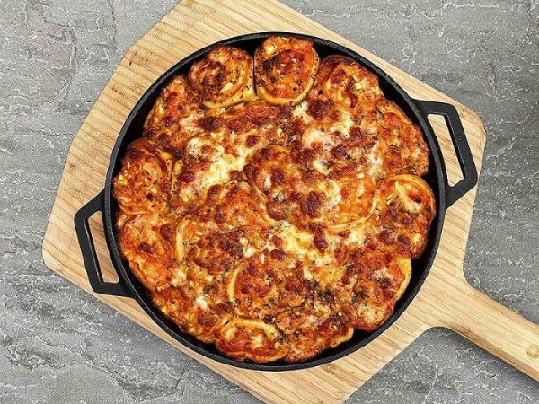 Encontraproduto.com.br - Panela de Ferro Fundido com Apoio de Madeira Skillet Ooni