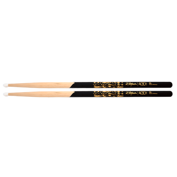Encontraproduto.com.br - Pack Zildjian Edição Limitada 400 anos com 4 Pares de baquetas e Toalha Exclusiva