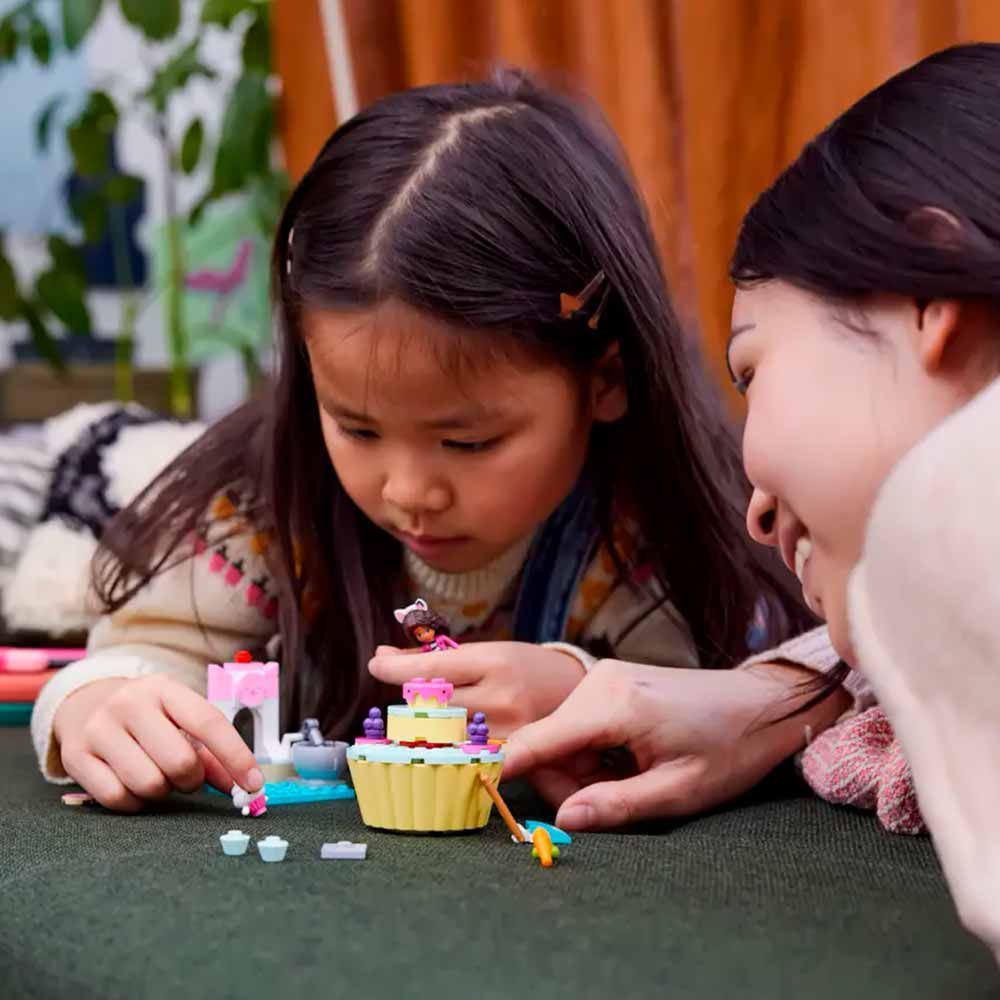 Encontraproduto.com.br - LEGO Set Gabbys Dollhouse 10785 Cozinha Divertida com o Bolinho 58 peças