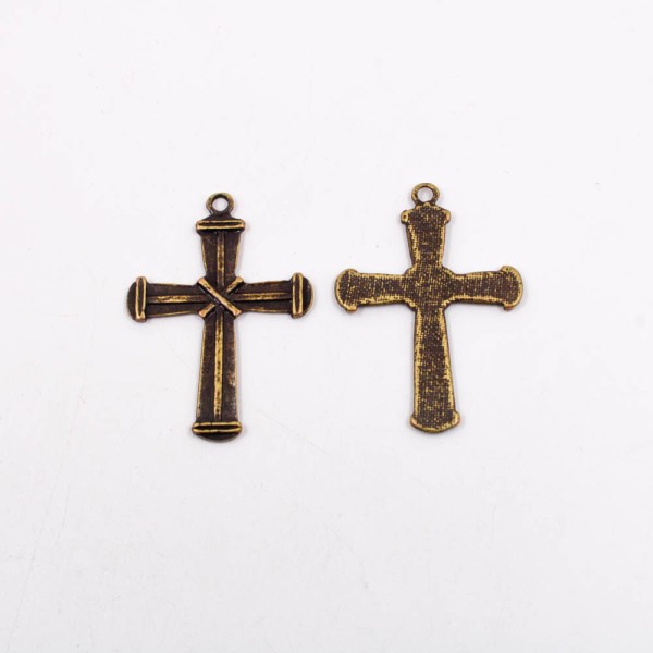 Encontraproduto.com.br - PINGENTE CRUZ TRABALHADA 45X32MM EM ZAMAC COM 12 PEÇAS