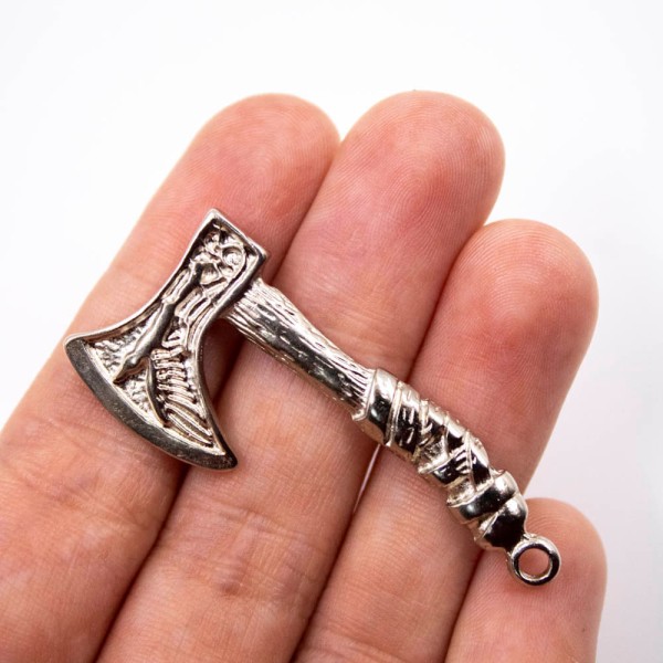Encontraproduto.com.br - PINGENTE MACHADO NORDICO VIKING 49X21MM EM ZAMAC COM 06 PEÇAS