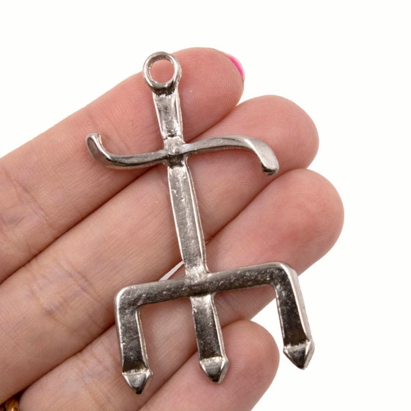 Encontraproduto.com.br - PINGENTE TRIDENTE EXÚ G 53X30MM EM ZAMAC COM 08 PEÇAS