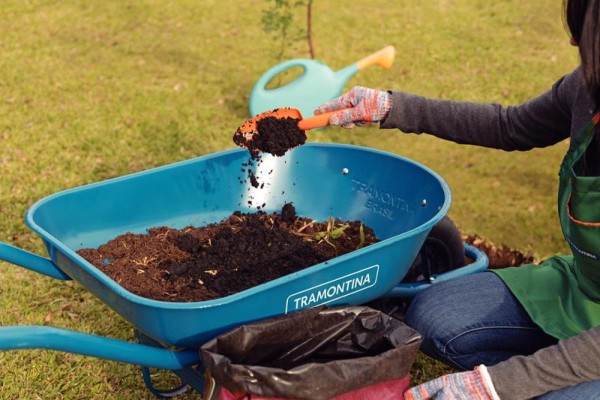 Encontraproduto.com.br - Pazinha Larga Para Jardinagem Tramontina Em Plástico Laranja
