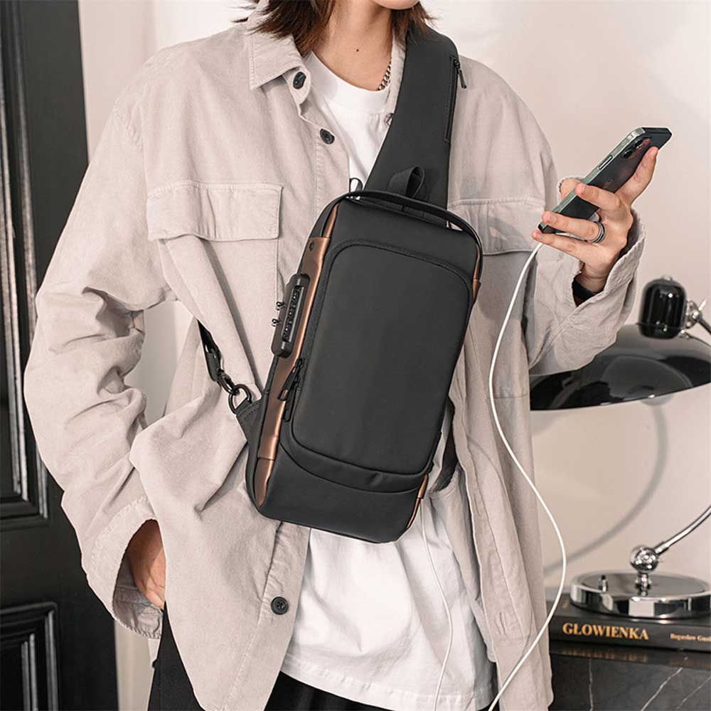 Encontraproduto.com.br - MOCHILA ANTI FURTO TRANSVERSAL CADEADO COM SENHA SAIDA CARREGADOR USB RESISTENTE A ÁGUA