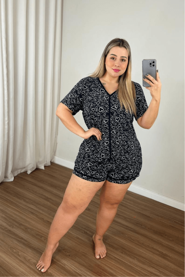 Encontraproduto.com.br - Pijama Domenica Manga Curta Plus Size FUNDO PRETO COM CORAÇÃO