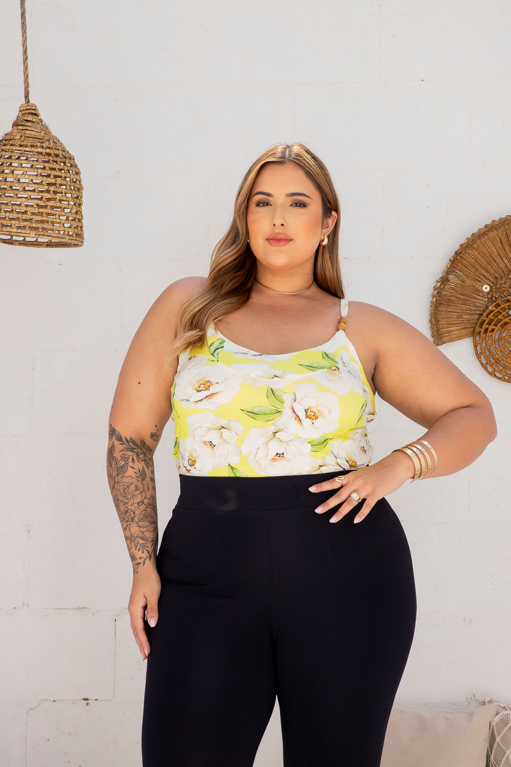 Encontraproduto.com.br - Regata Fiorella Com Contas Plus Size FUNDO LIMA COM FLORES
