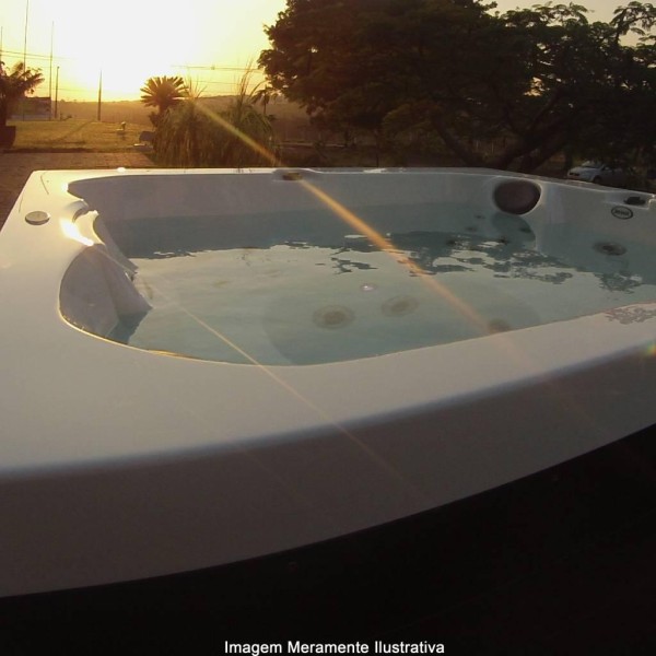Encontraproduto.com.br - Spa Acrílico Jacuzzi J195 L com Deck 180x180x89cm