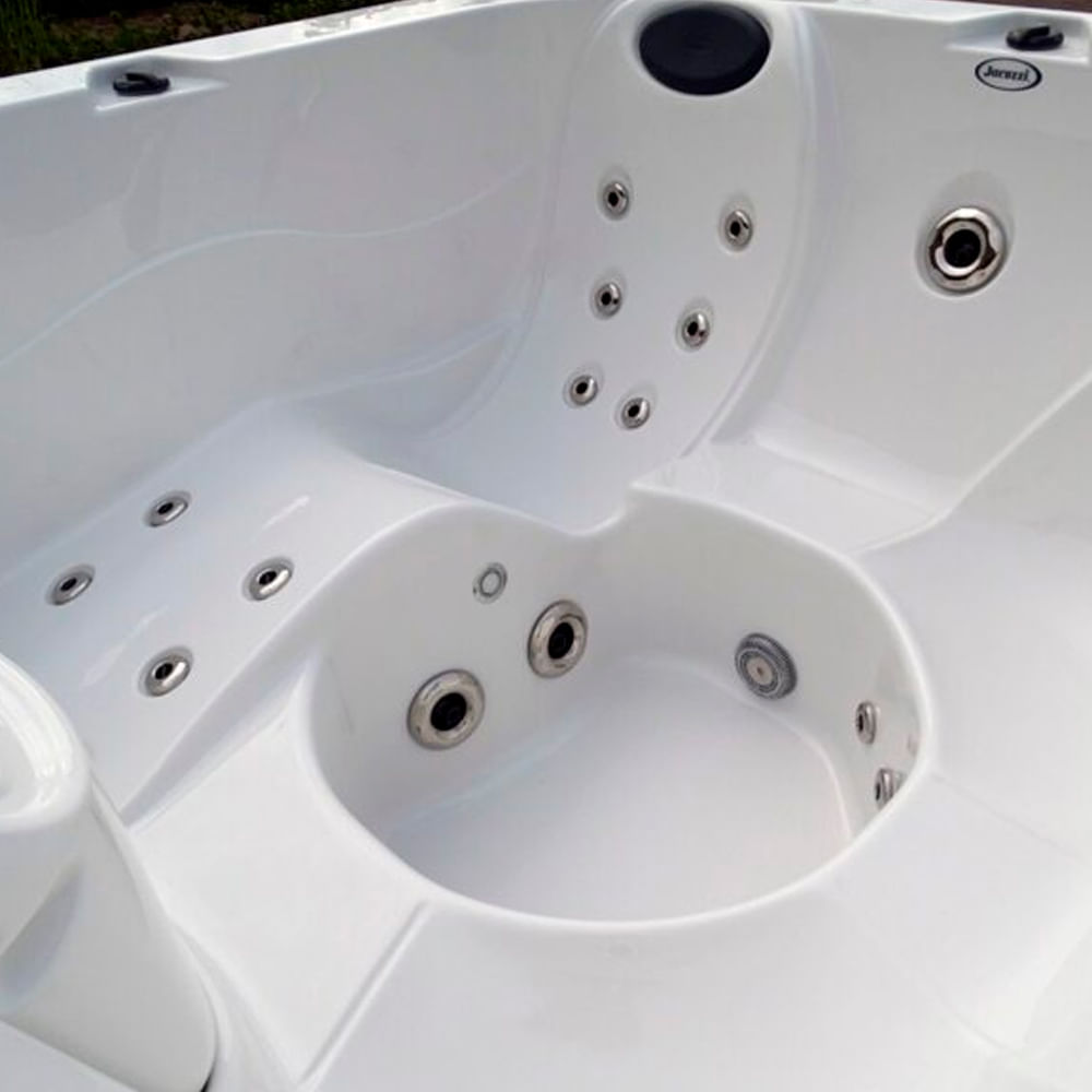 Encontraproduto.com.br - Spa Acrílico Jacuzzi J195 L com Deck 180x180x89cm