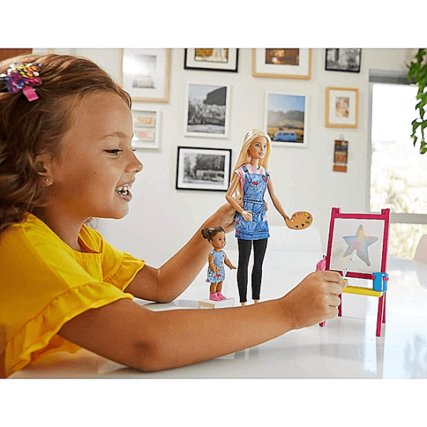 Encontraproduto.com.br - Boneca Barbie Kit Professora De Arte Loira Com Aluna Mattel GJM29
