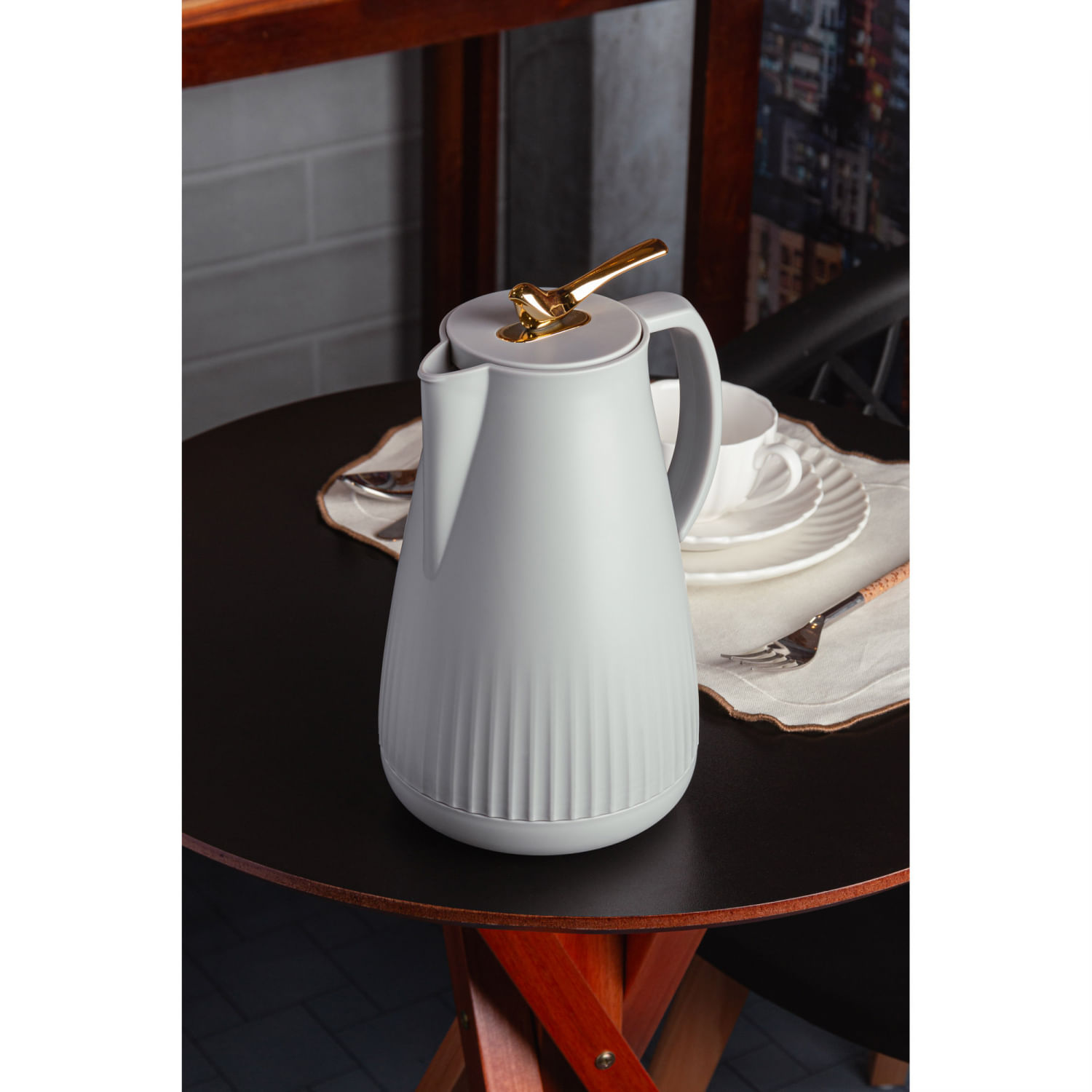 Encontraproduto.com.br - Garrafa Térmica de Plástico New Bird Cinza 1L - Wolff