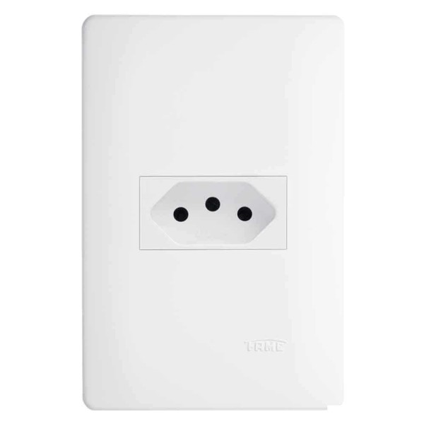 Conjunto montado de tomada 10A 250V com placa Habitat Fame