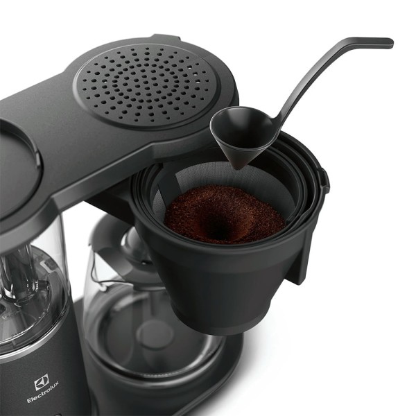 Encontraproduto.com.br - Cafeteira Elétrica Electrolux automática preta Expert com Tecnologia PerfectSense (CMP70) - 220V