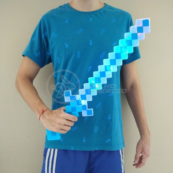 Encontraproduto.com.br - Brinquedo Espada Pixel Estilo Minecraft 58cm Diamante com Som e Luz à Pilha Cor:Azul;Tamanho:Único;Gênero:Masculino