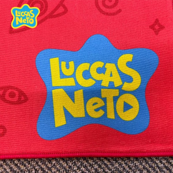 Encontraproduto.com.br - Tapete Joy Luccas Neto E Gi Fun 70x100cm Antiderrapante Jolitex