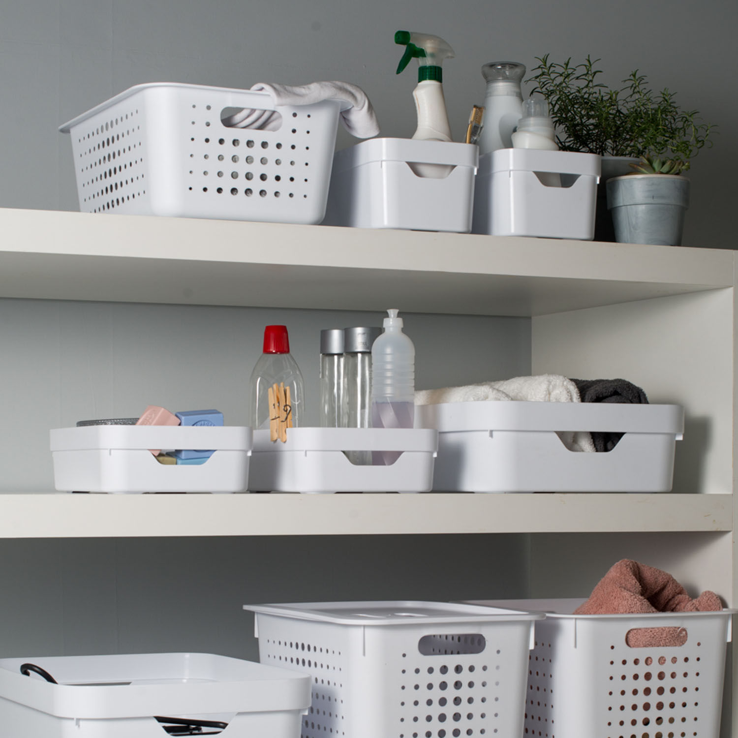 Encontraproduto.com.br - Cesto Organizador Martiplast Cube em Plástico Bege com Alças Baixa 29,5x21x9cm