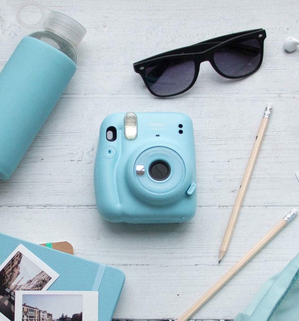 Encontraproduto.com.br - Câmera instantânea Fujifilm Instax Mini 11 Azul + Filme Instax com 10 poses