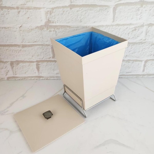 Encontraproduto.com.br - Lixeira Para Banheiro Plástica Com Suporte Cromado E Anel Interno 6,5l Com Tampa Stolf Areia