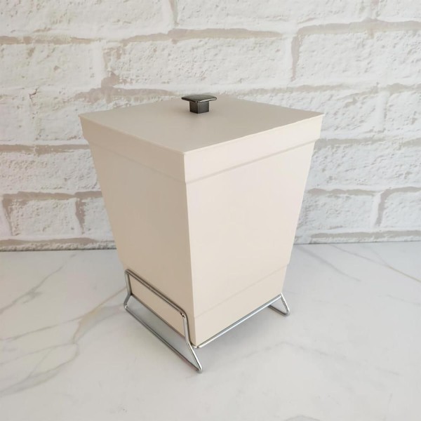 Encontraproduto.com.br - Lixeira Para Banheiro Plástica Com Suporte Cromado E Anel Interno 6,5l Com Tampa Stolf Areia