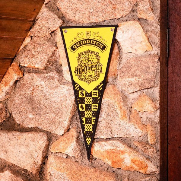 Encontraproduto.com.br - Bandeira de Parede Lufa Lufa Harry Potter