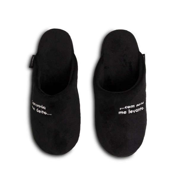 Pantufa feminina cansada me deito