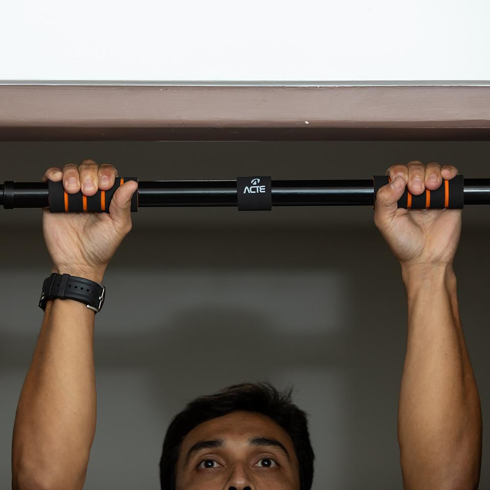 Encontraproduto.com.br - Barra de Porta Ajustável Acte Sports T142 - Preto e Laranja