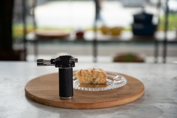 Encontraproduto.com.br - Prepare pratos deliciosos e criativos com este maçarico culinário. O maçarico é feito em aço inoxidável e possui chama regulável para atender a diferentes necessidades.