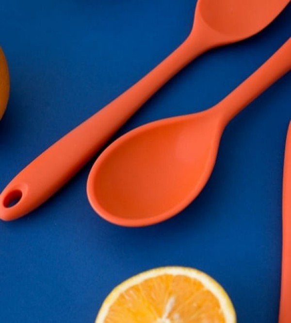 Encontraproduto.com.br - Colher de Silicone Oikos Laranja 27 cm
