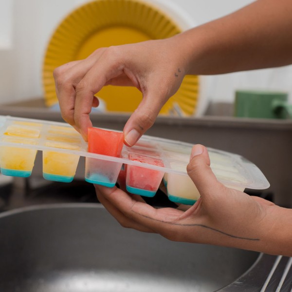 Encontraproduto.com.br - Forma para Gelo Oikos com Fundo de Silicone 32 Cubos