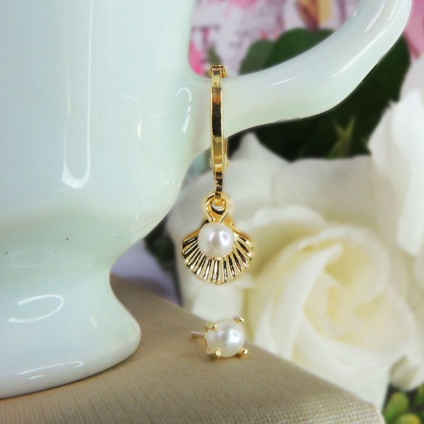 Encontraproduto.com.br - Duo Argolinha De Concha E Pérolas Folheado A Ouro 18K