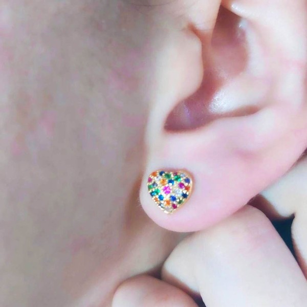 Encontraproduto.com.br - Brinco Pequeno De Coração Com Zircônias Colorido Folheado A Ouro 18k [f027]