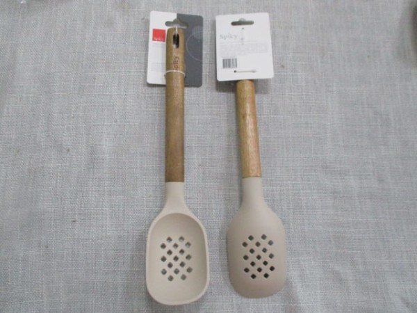 Encontraproduto.com.br - Colher de Serviço de Silicone com Cabo em Acácia Spicy Bege