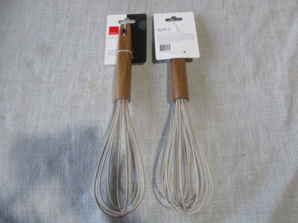 Encontraproduto.com.br - Colher Batedora de Silicone com Cabo de Madeira Spicy Bege