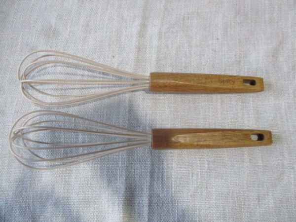 Encontraproduto.com.br - Colher Batedora de Silicone com Cabo de Madeira Spicy Bege