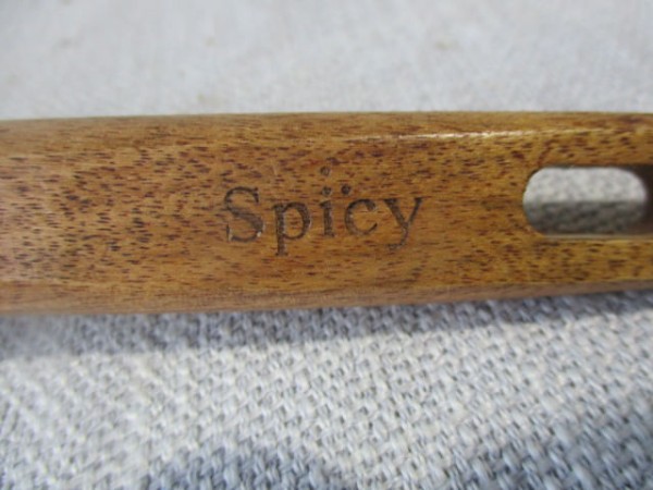 Encontraproduto.com.br - Colher Batedora de Silicone com Cabo de Madeira Spicy Bege